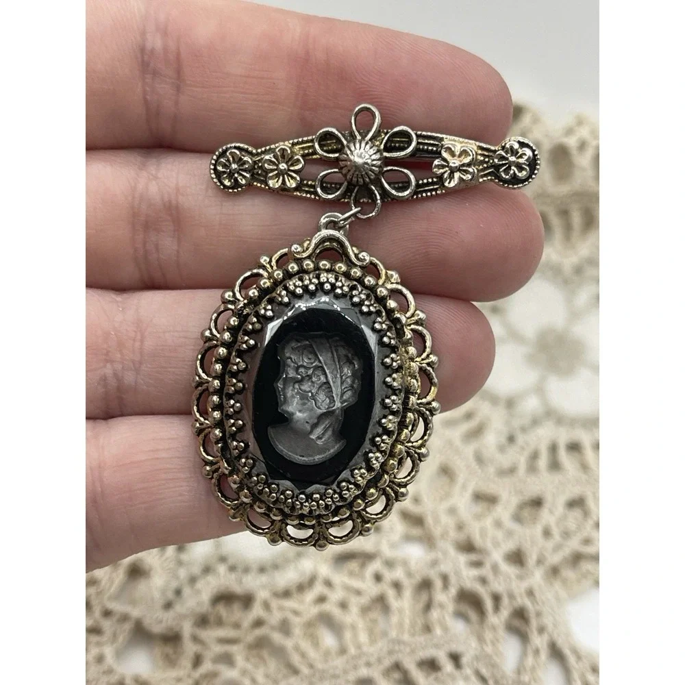 VINTAGE ESTATE VICTORIAN STYLE BRASS BLACK RESIN CAMEO PORTRAIT BROOCH‎ BAR